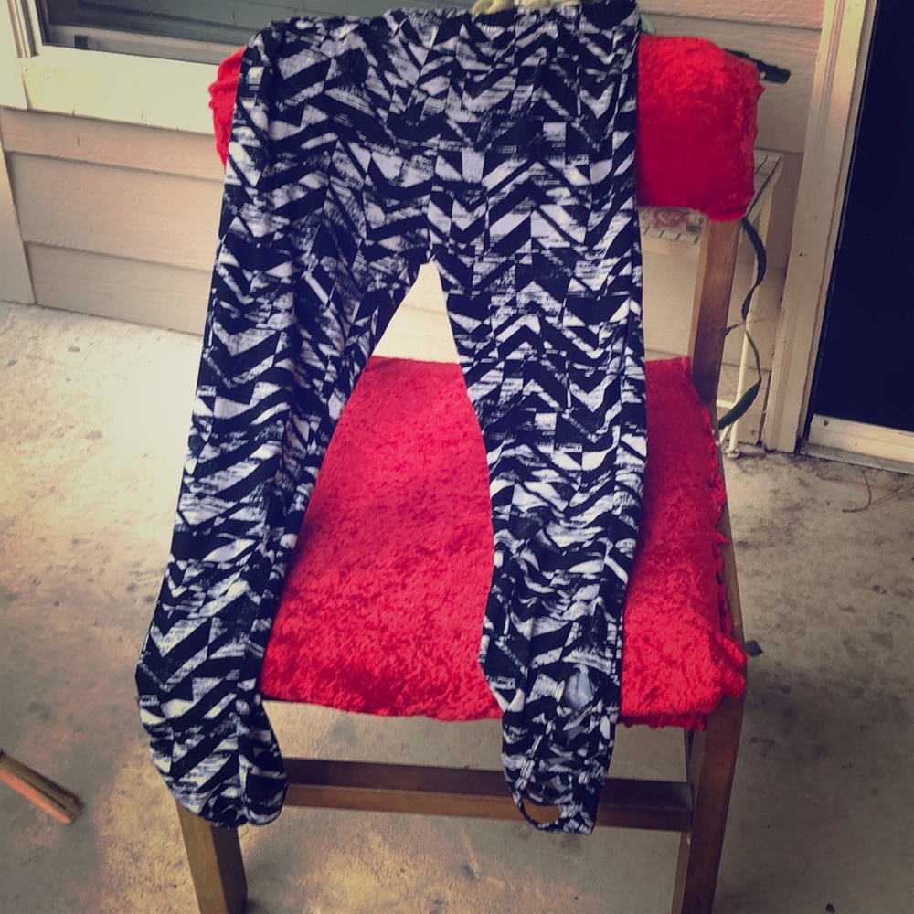 Black and white chevron leggings